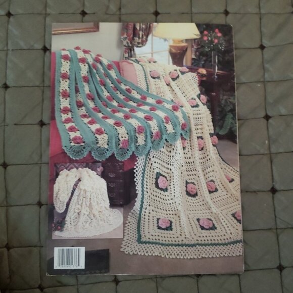 3 Vintage Leisure Arts Crochet Pattern Books Afghans Pansies Roses - Picture 5 of 7